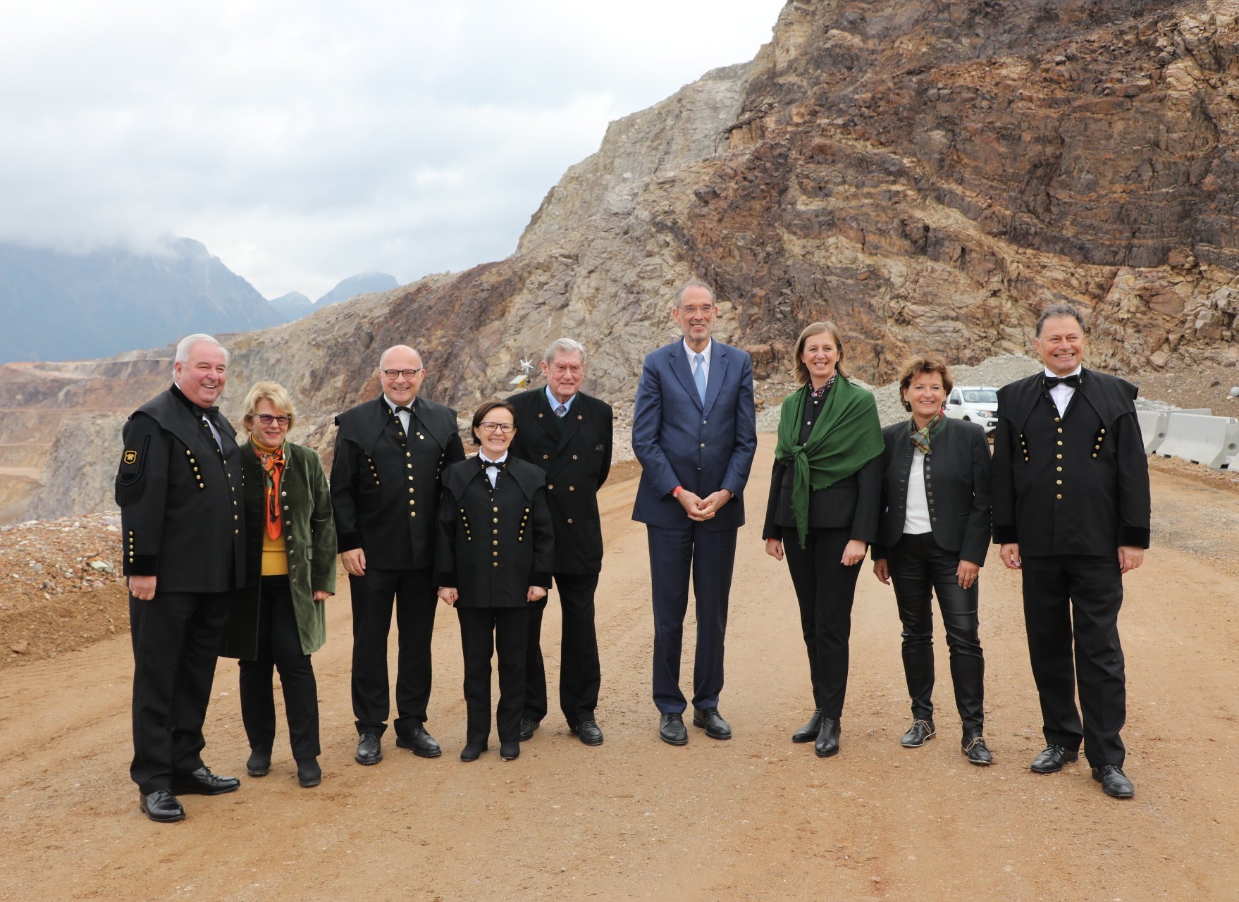 Gruppenfoto am Erzberg mit Landeshauptmann Hermann Schützenhöfer, Montanuni-Universitätsratsvorsitzende LH a. D. Waltraud Klasnic, Departmentleiter des "Zentrum am Berg" Univ.-Prof. Dr. Robert Galler, Montanuni-Vizerektorin Martha Mühlburger, Vizekanzler a. D. Uniratsvorsitzender a. D. Dr. Hannes Androsch, Bundesminister für Bildung, Wissenschaft und Forschung Heinz Faßmann, Landesrätin MMag.a Barbara Eibinger-Miedl, Landesrätin Mag.a Ursula Lackner, Montanuni-Rektor Wilfried Eichlseder