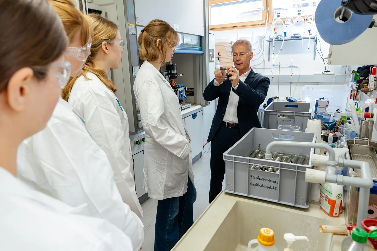Schüler im Labor der Montanuniversität, TU Leoben.