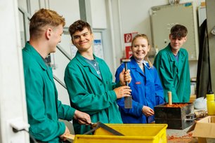  Die Teilnehmer*innen der CampDays 2025 an der Montanuniversität Leoben hören gespannt zu.