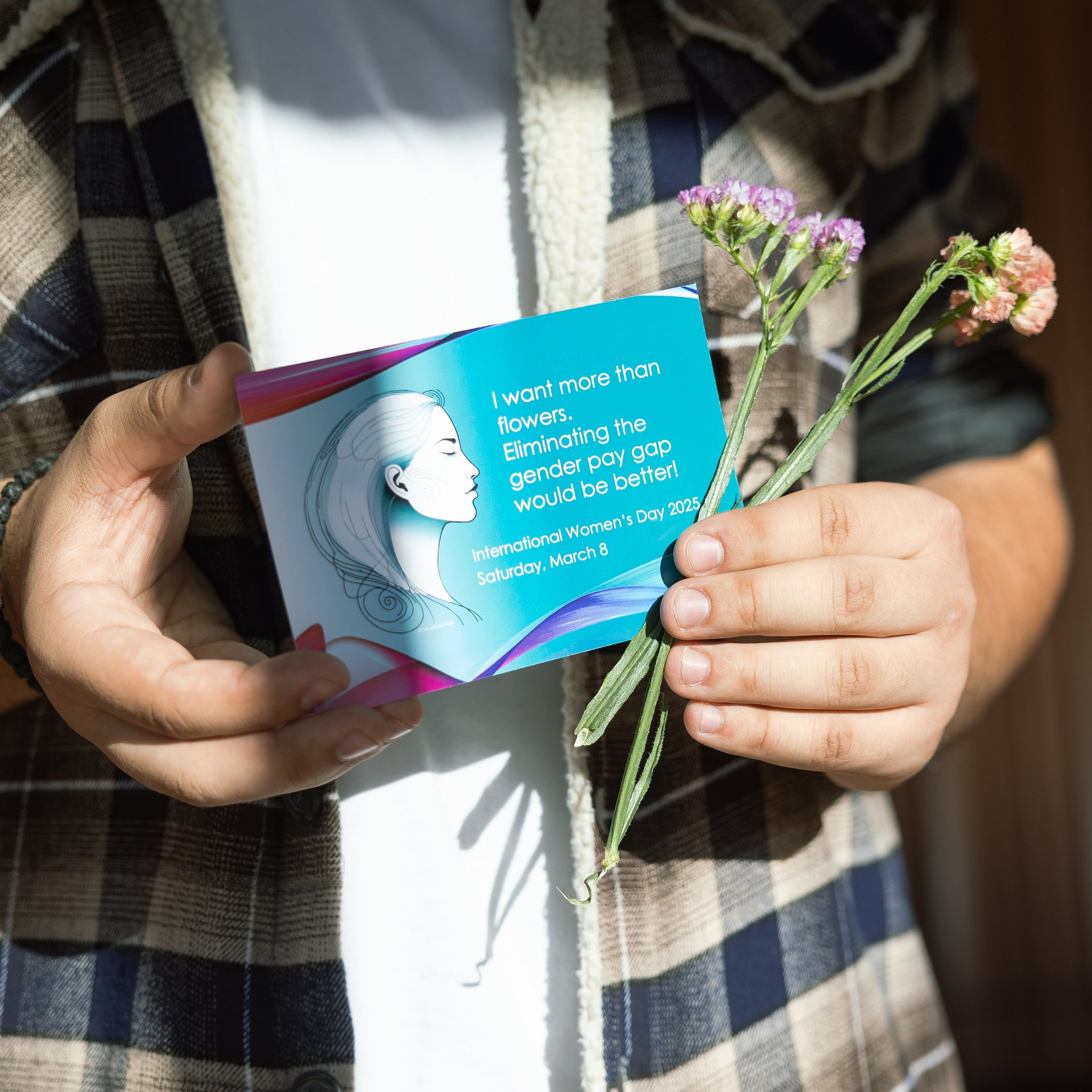 Unter dem Motto "Ich will mehr als Blumen" begann der Monat März mit einer Flugblattaktion. Foto: © MUL/Tauderer