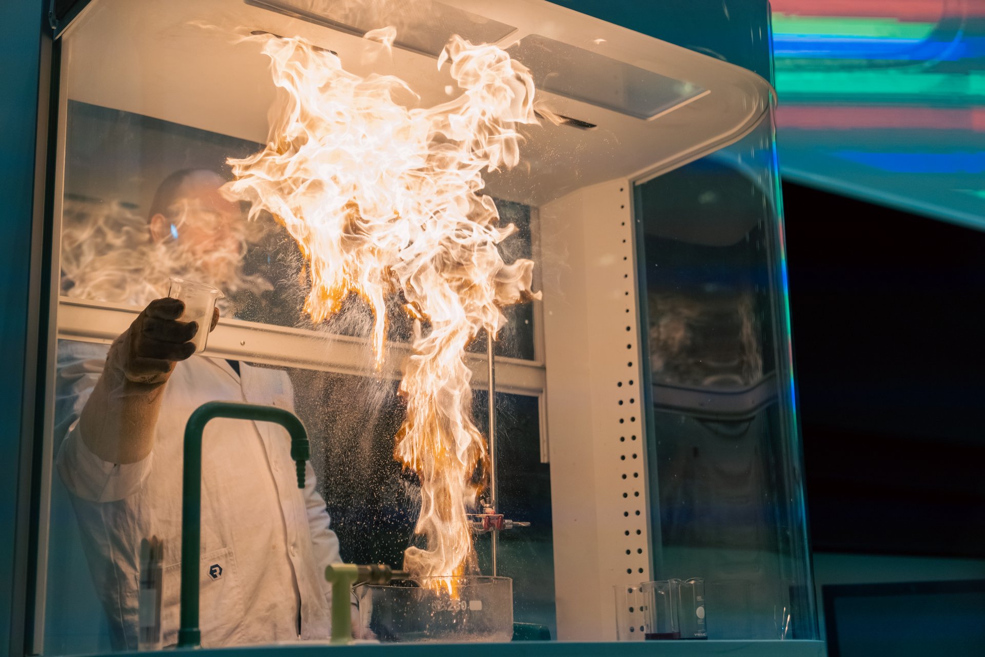 Info-Tag an der Montanuniversität Leoben. Foto: © MUL/Fazokas Feuer-Experiment am Info-Tag.