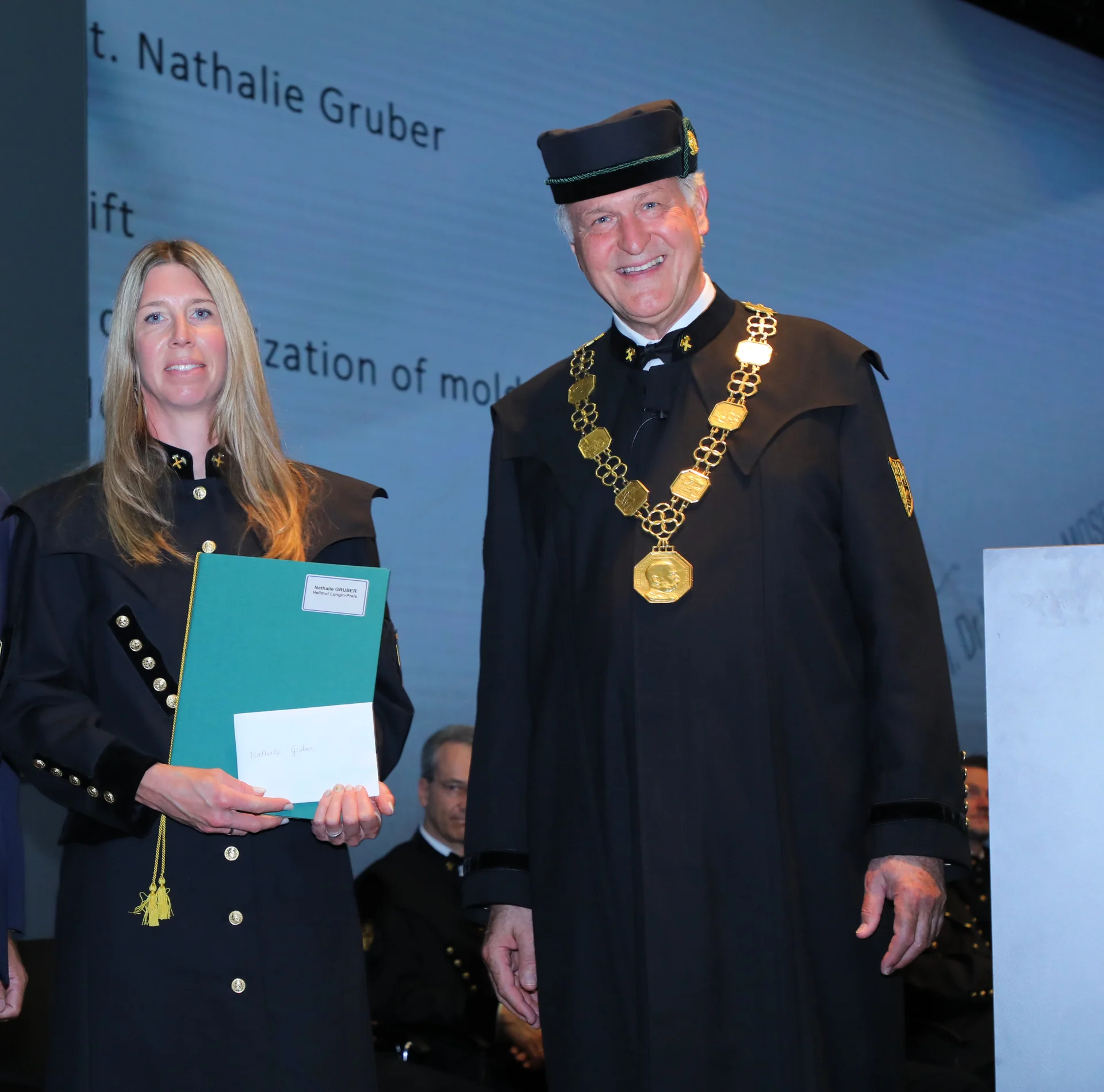 Rektor Peter Moser (rechts) überreichte den Hellmut Longin-Preis an Dipl.-Ing. Dr.mont. Nathalie Gruber (links) für ihre Habilitationsschrift „Liquefaction and crystallization of mold powders and mold slags“. Foto: © Russold 
