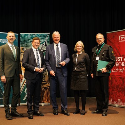 Bei der Eröffnung des Bergbautages an der Montanuniversität Leoben v.l.: Vizerektor Thomas Prohaska, Bürgermeister Kurt Wallner, Rektor Peter Moser, EU-Generaldirektorin Kerstin Jorna, BVÖ-Präsident Helmut Flachberger. 