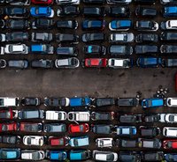 Viele verschiedene Autos von oben.