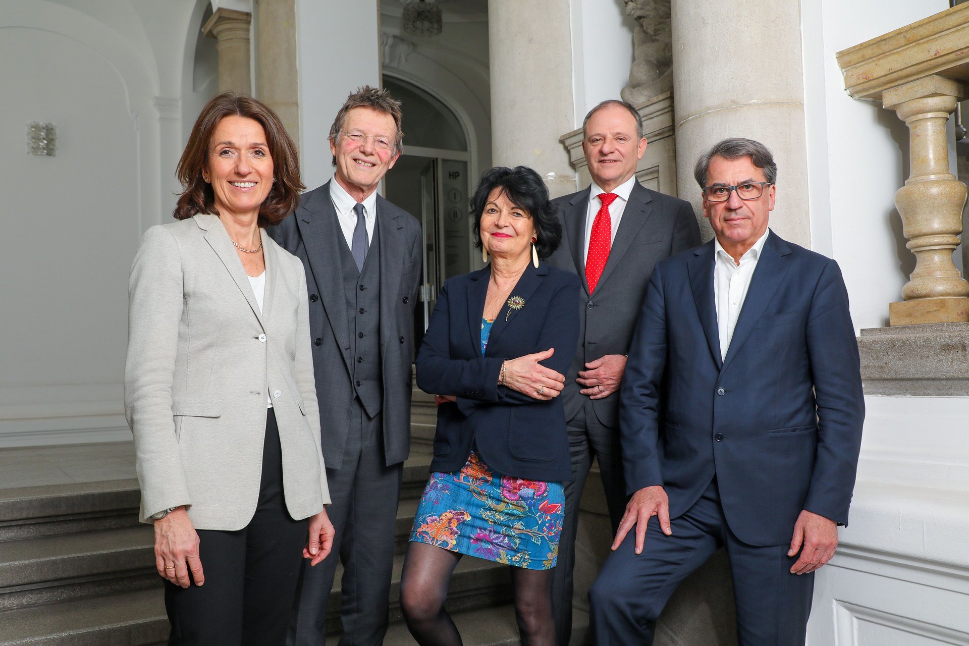 Gruppenfoto des Universitätsrats in der Universitätshalle.