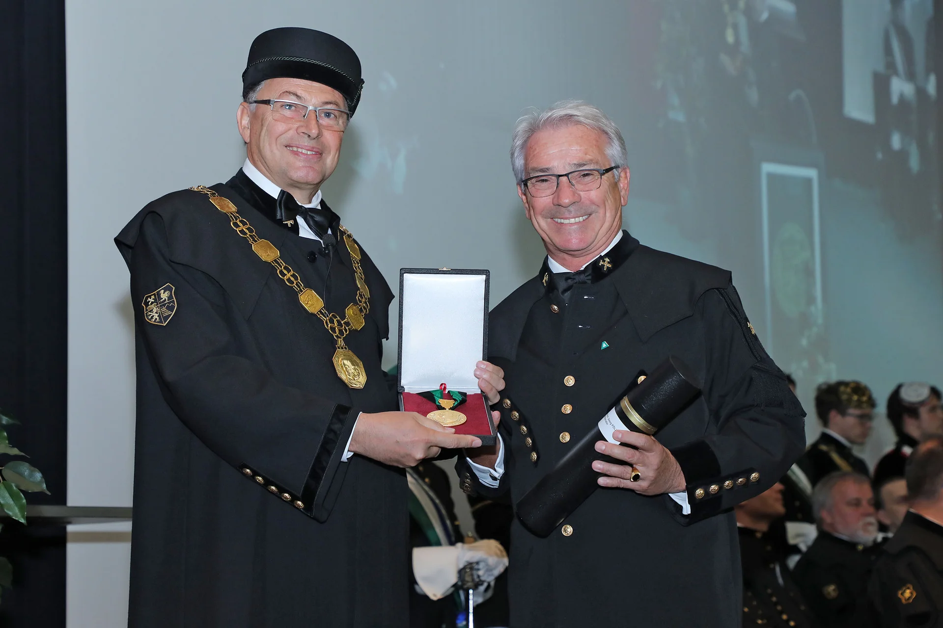 Ehrensenator Dr. Georg Pölzl Rektor Wilfried Eichlseder und Dr. Georg Pölzl bei der Verleihung der Würde eines Ehrensenators auf der Bühne im Erzherzog-Johann-Auditorium