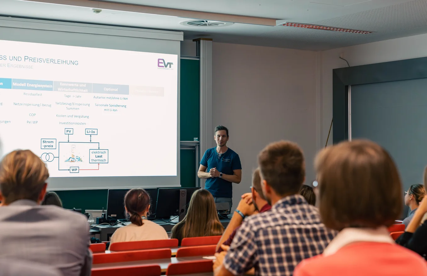 Die Teilnehmer*innen der CampDays 2025 an der Montanuniversität Leoben hören gespannt zu.