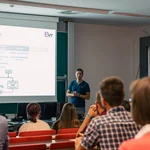 Die Teilnehmer*innen der CampDays 2025 an der Montanuniversität Leoben hören gespannt zu.