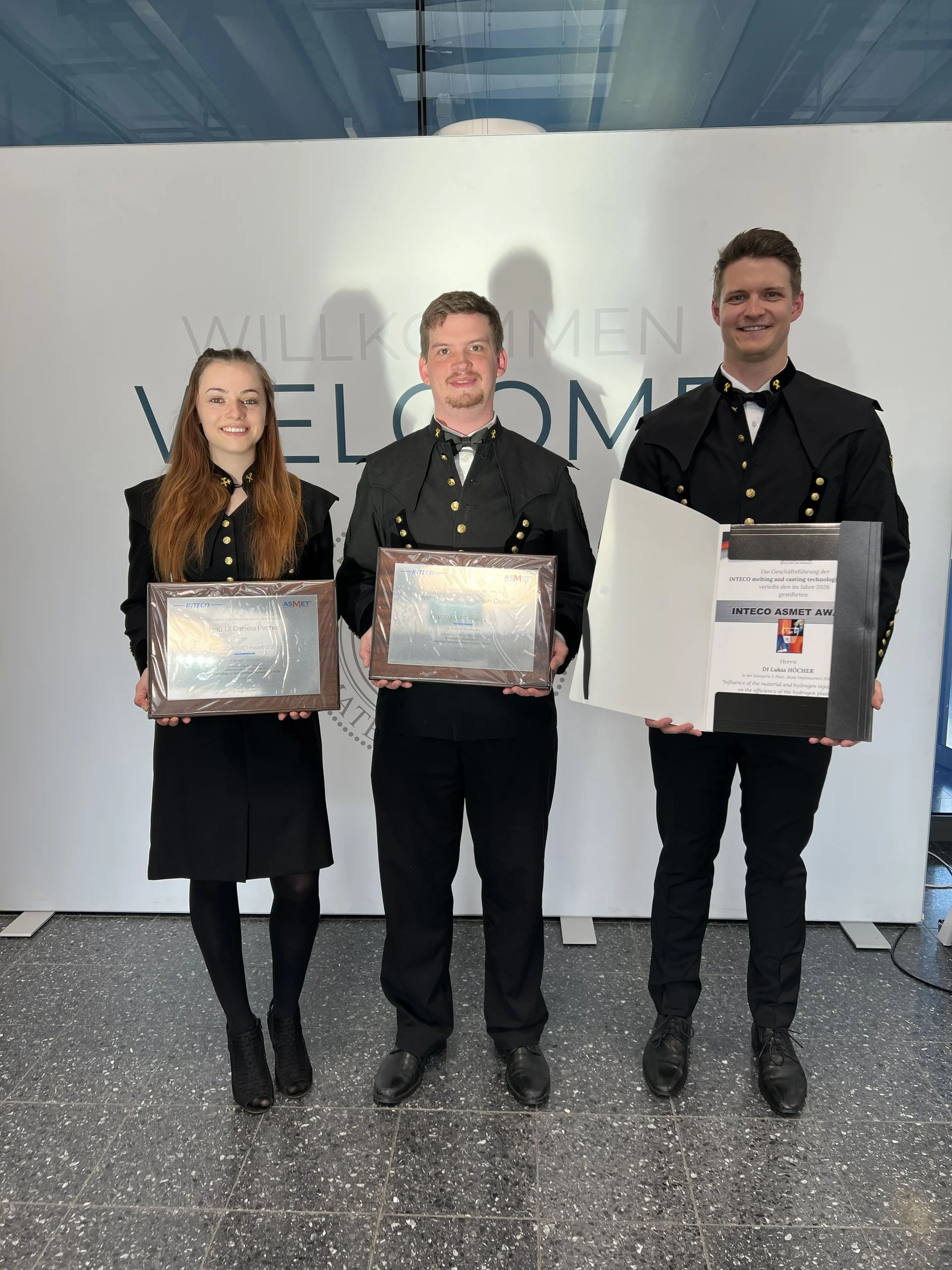 v.l.n.r.: Dipl.-Ing. Daniela Pircher (Kategorie "Master" - erster Platz), Dr.mont. Julian Cejka (Kategorie "Dissertation" - erster Platz) und Dipl.-Ing. Lukas Höcher (Kategorie "Master" - zweiter Platz). Foto: © Department Metallurgie