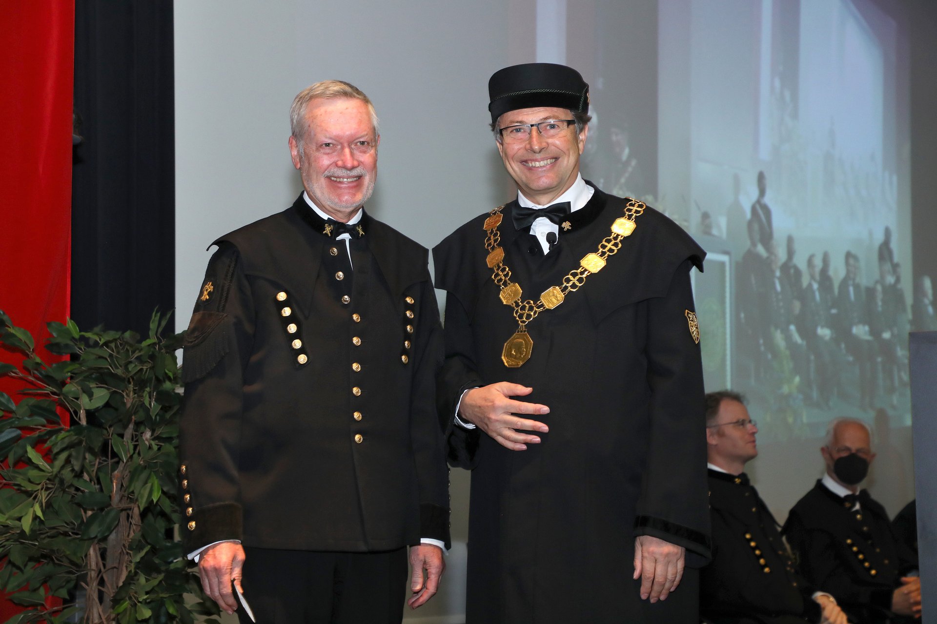 Em.O.Univ.-Prof. Dr. Hubert Biedermann (li.) mit Rektor Wilfried Eichlseder (Foto Freisinger)