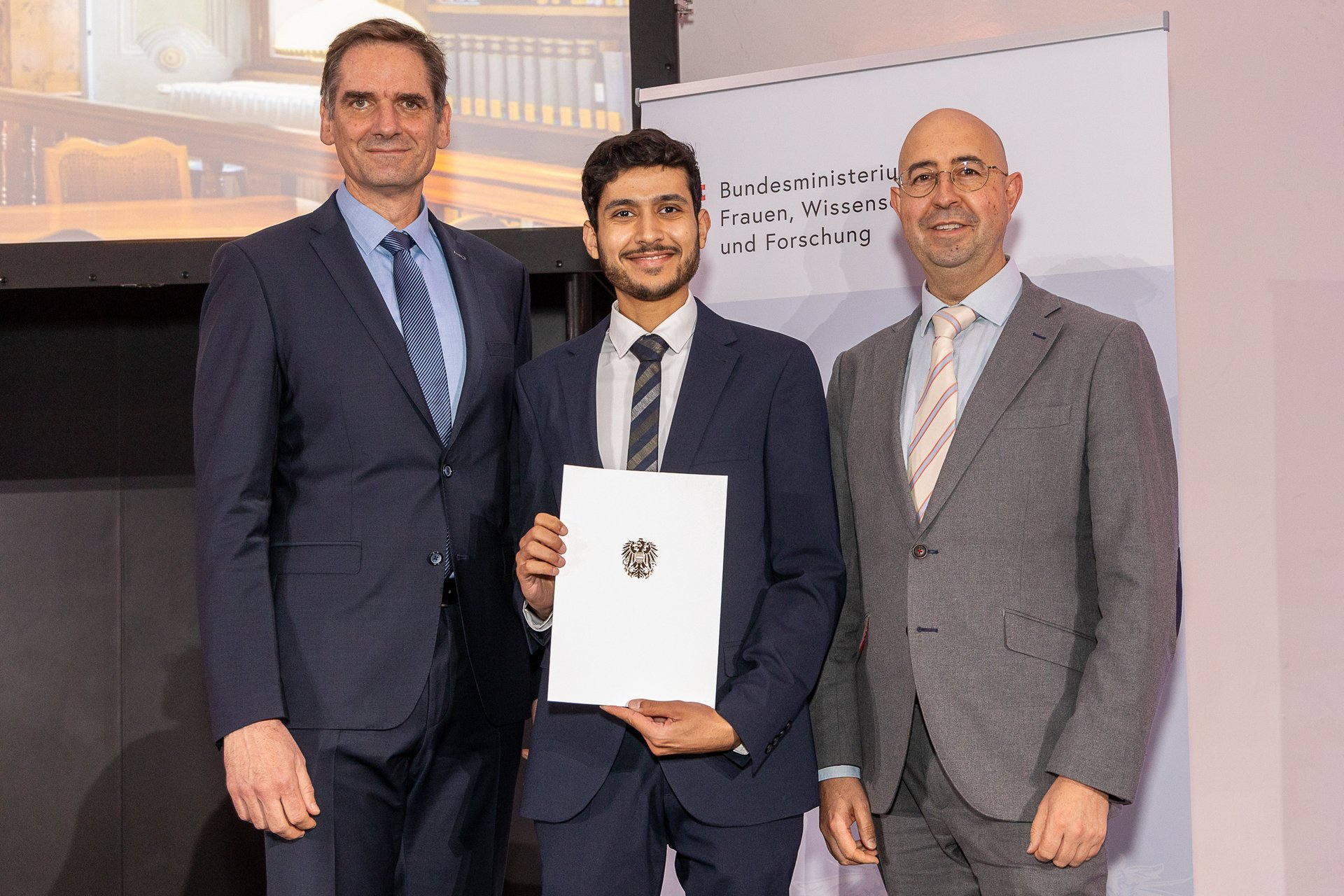 Dipl.-Ing. Dr.mont. Abdullah Jabr (Mitte) bei der Verleihung des Award of Excellence in Wien mit Studienbeauftragter Univ.-Prof. Dr. Thomas Antretter (links) und Univ.-Prof. Dr. Raul Bermejo, Leiter des Lehrstuhls für Struktur- und Funktionskeramik (rechts). Foto: © BMFWF/Martin Lusser. 