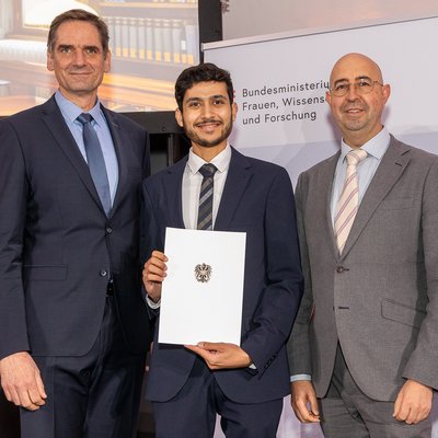 Dipl.-Ing. Dr.mont. Abdullah Jabr (Mitte) bei der Verleihung des Award of Excellence in Wien mit Studienbeauftragter Univ.-Prof. Dr. Thomas Antretter (links) und Univ.-Prof. Dr. Raul Bermejo, Leiter des Lehrstuhls für Struktur- und Funktionskeramik (rechts). Foto: © BMFWF/Martin Lusser. 