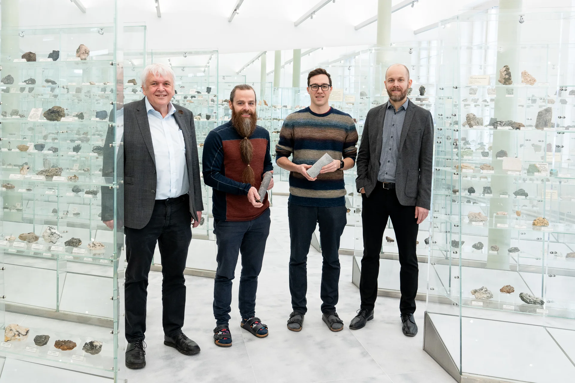 v.l.n.r.: Univ.-Prof. Dr. Reinhard Sachsenhofer, Joel Bensing, MSc, Dipl.-Ing. Lukas Skerbisch und Univ.-Prof. Dr. David Misch widmen sich im Rahmen des FFG-Projekts "H2Cavern" der Erforschung innovativer Möglichkeiten zur Wasserstoffspeicherung in österreichischen Salzkavernen. Foto: © MUL/Tauderer