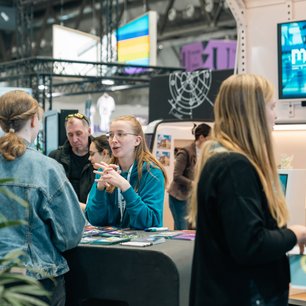 Studieninteressierte im Gespräch mit dem Team der Montanuniversität Leoben am Messestand der BeSt Wien 2026 zu Studium, Workshops und Starter Stipendium.