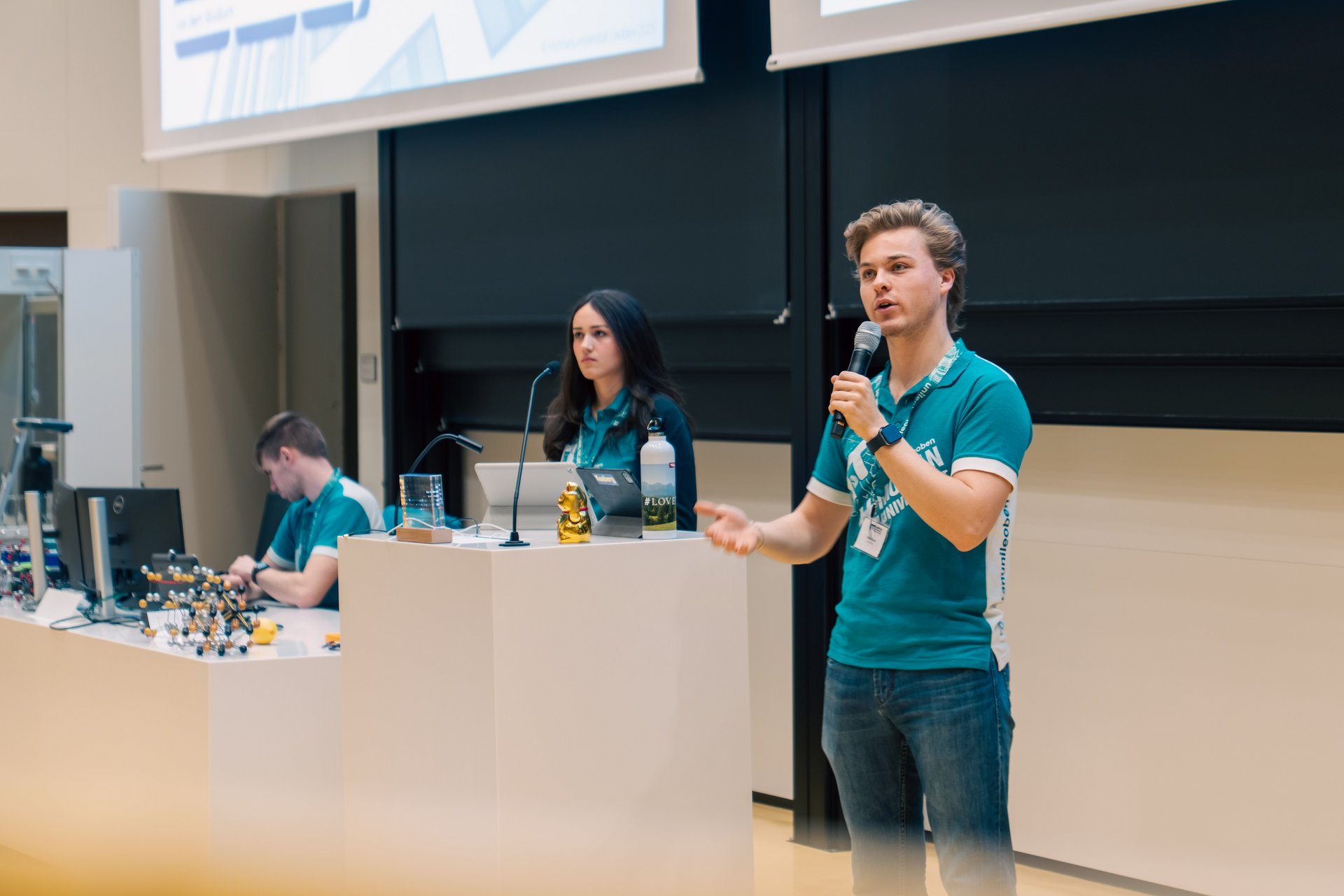 Info-Tag an der Montanuniversität Leoben. Foto: © MUL/Fazokas Studentische Mitarbeitende informieren Interessent*innen.