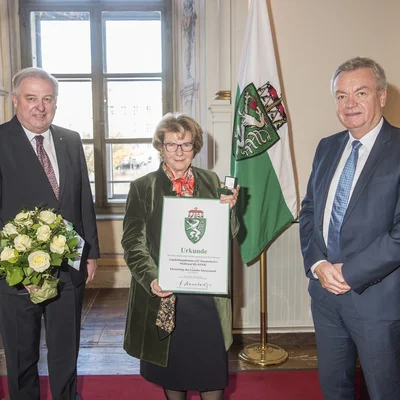 Foto von der Überreichung des Ehrenrings mit von links Landeshauptmann Hermann Schützenhöfer, Landeshauptmann a. D. Waltraud Klasnic und Landeshauptmann-Stellvertreter Anton Lang