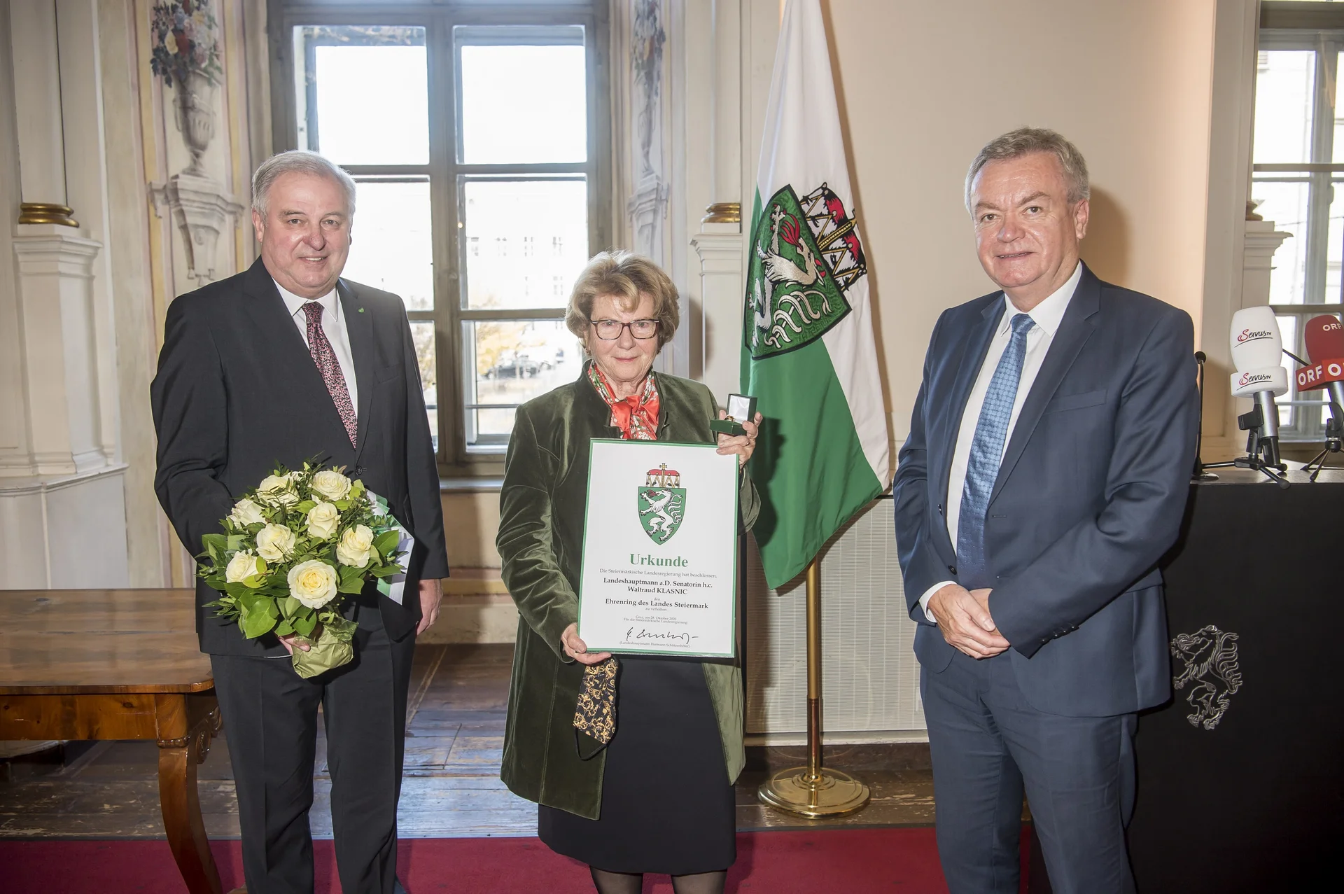 Foto von der Überreichung des Ehrenrings mit von links Landeshauptmann Hermann Schützenhöfer, Landeshauptmann a. D. Waltraud Klasnic und Landeshauptmann-Stellvertreter Anton Lang