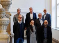 Eröffnung des Kolloquiums zu den Nobelpreisen 2023, v. l. vorne: Univ.-Prof. Dr. Martin Schulze, Assoz.Prof. Dr. Maria Ibáñez, em. Univ.-Prof. Dr. Werner Sitte, Univ.-Prof. Dr. Christian Teichert, 2. Reihe v.l.: Univ.-Prof. Dr. Oskar Paris, Rektor Univ.-Prof. Dr. Peter Moser, Vizerektor Univ.-Prof. Dr. Thomas Prohaska (Foto: MUL/Stöbbauer).