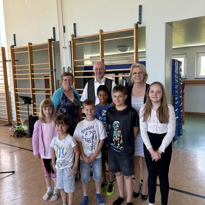 Bei der Projektpräsentation in der Volksschule Drosendorf: Theresa Bender, Muhammed Nestorov, Daniel Heger, Reinhard Diogo-Lehner, Levente Szabo und Elisabeth Schneider (vorne, von l.), Direktorin Beatrix Hengstberger, Robert Kamper von der Pädagogischen Hochschule NÖ und Schulqualitätsmanagerin Andrea Strohmayer (hinten). (Foto: VS Drosendorf)