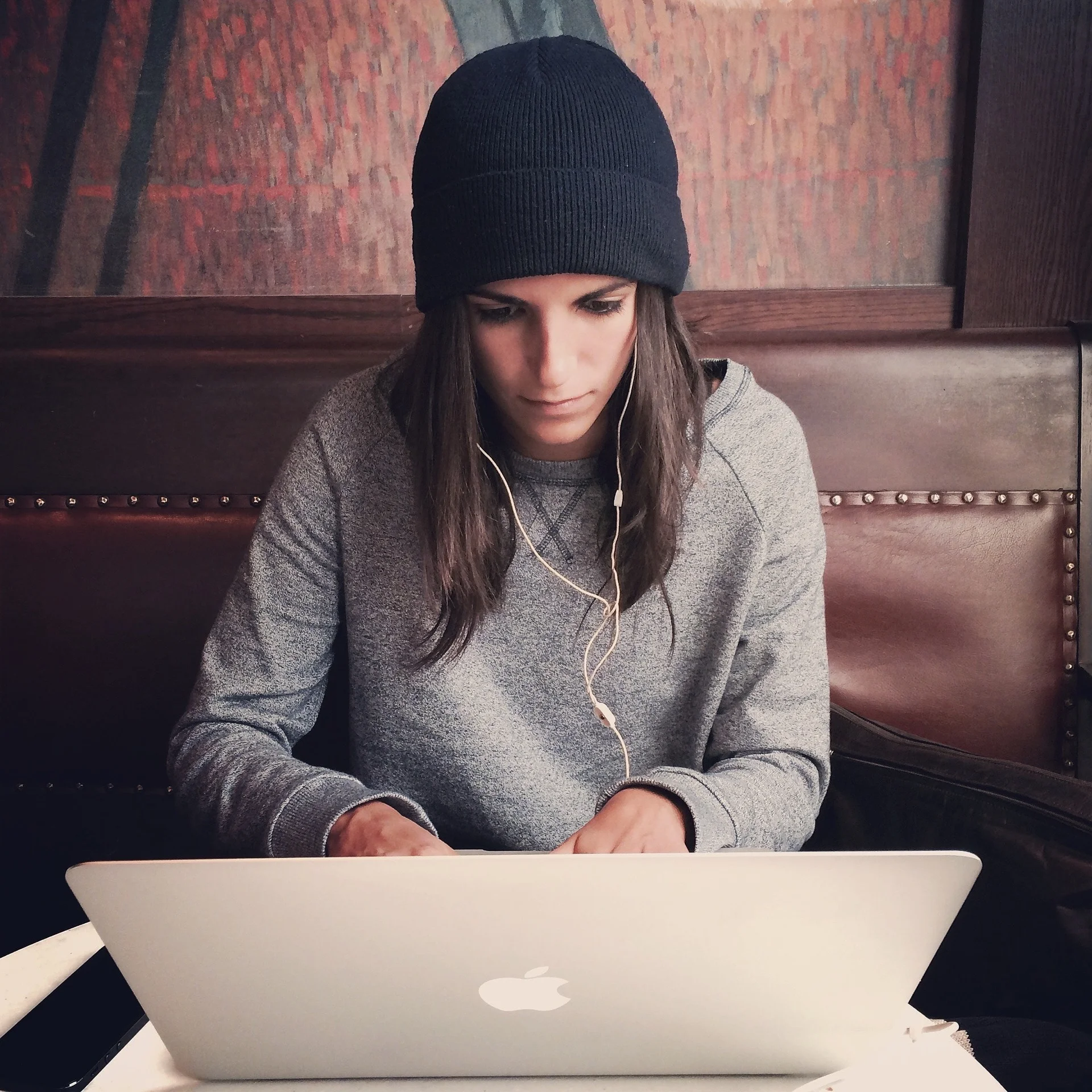 Mädchen an einem Laptop arbeitend