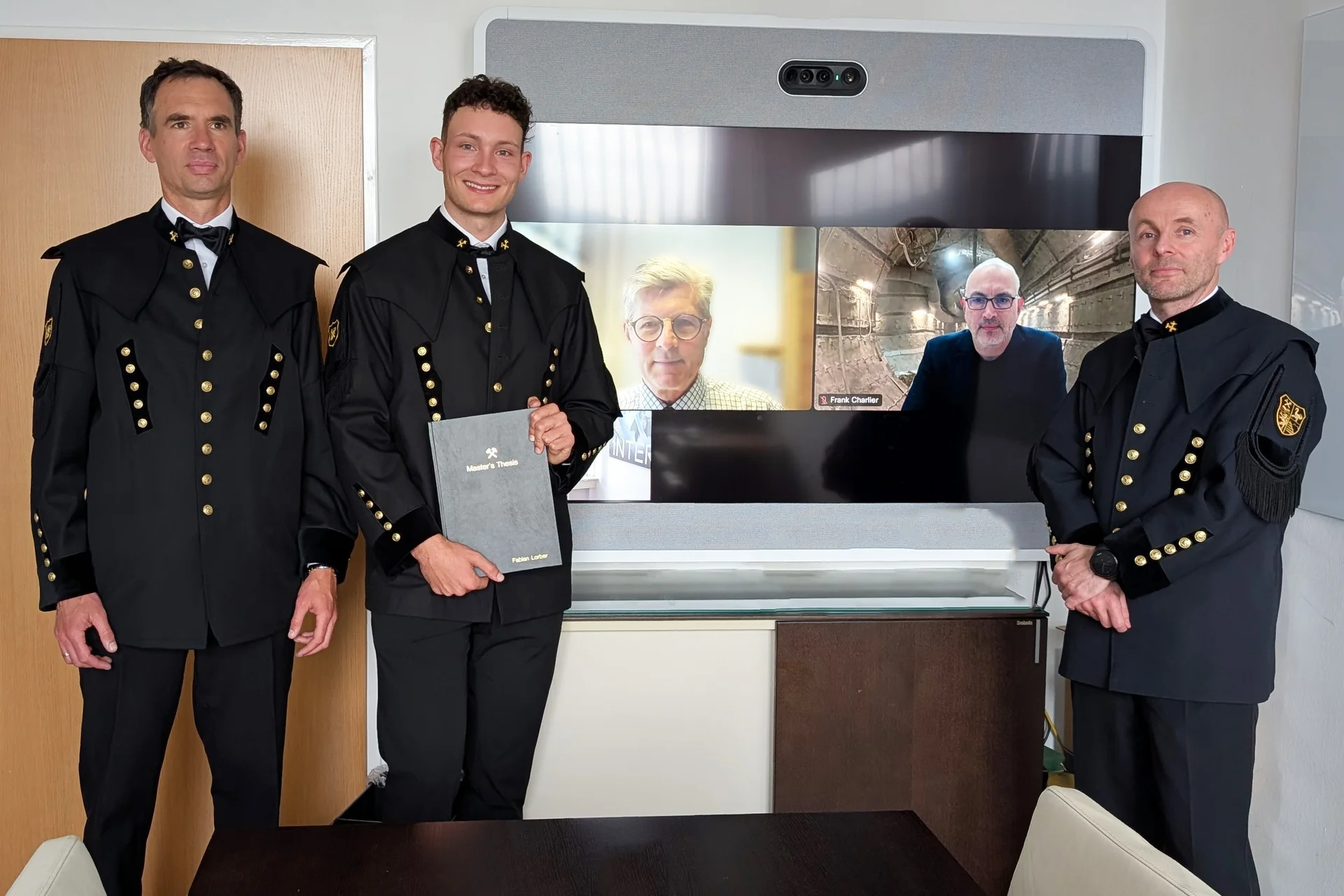 Nach der erfolgreichen Verteidigung seiner Masterarbeit: Fabian Lorber (2. von links) mit den Prüfern (von links nach rechts) Philipp Hartlieb, Mikael Rinne (Aalto), Frank Charlier (Aachen) und Michael Tost.
