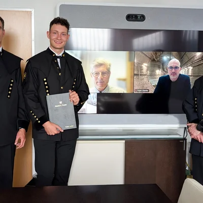 Nach der erfolgreichen Verteidigung seiner Masterarbeit: Fabian Lorber (2. von links) mit den Prüfern (von links nach rechts) Philipp Hartlieb, Mikael Rinne (Aalto), Frank Charlier (Aachen) und Michael Tost.