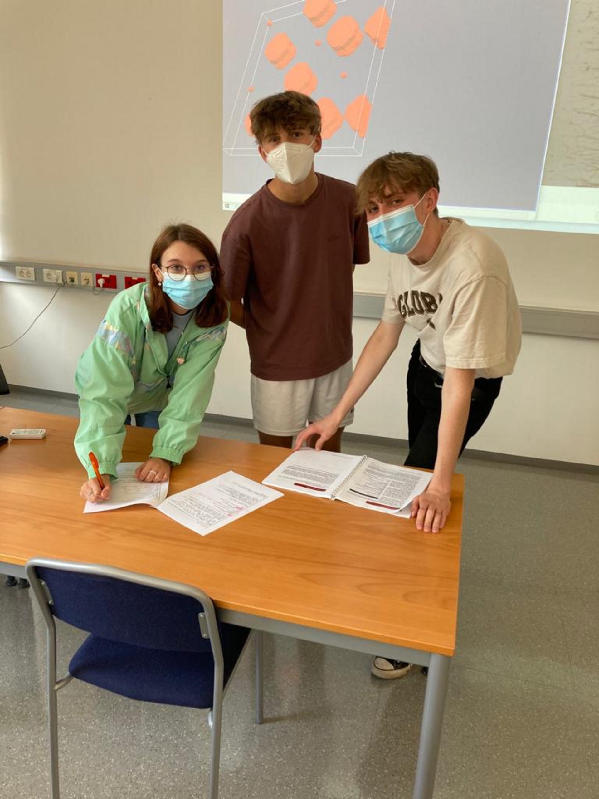 Tabea Siebenbrunner, Elias Meisenbichler, Dennis Maritschnik (v.l.) absolvierten ein Ferialpraktikum am Lehrstuhl für Modellierung und Simulation metallurgischer Prozesse.