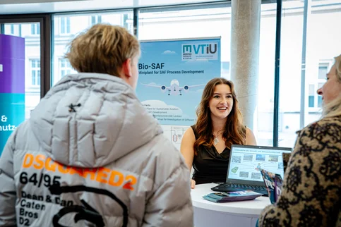 Studentin bei Workshop
