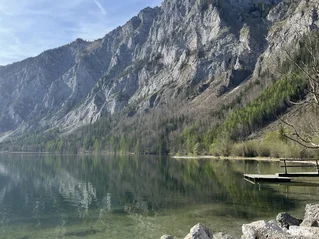 Der Leopoldsteiner See mit Bergansicht im Hintergrund.