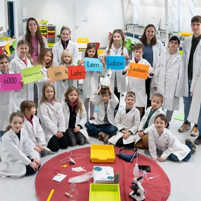 Das Team des Lehr-Lern-Labors: hinten v.l.n.r. Anja Zöscher (Studierende der PPH), Katharina Niederkofler (MUL Studierende) Johanna Lafa (PPH Studierende, Matthias Bleimuth (pädagogische Leitung im Labor auch von der PPH) und Clara Schabetz (Projektleiterin Lehr-Lern-Labor an der MUL) gemeinsam mit den Schüler*innen der Volksschule Frohnleiten. Foto: © MUL/Tauderer