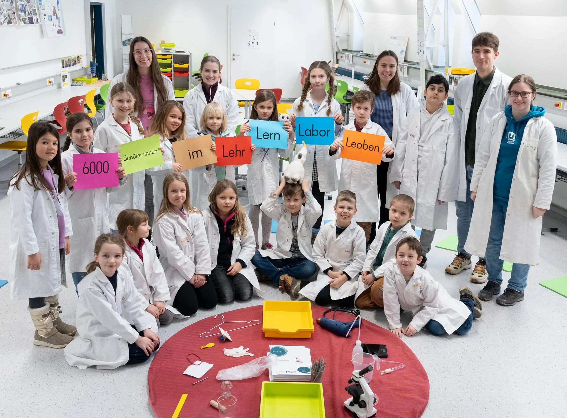 Das Team des Lehr-Lern-Labors: hinten v.l.n.r. Anja Zöscher (Studierende der PPH), Katharina Niederkofler (MUL Studierende) Johanna Lafa (PPH Studierende, Matthias Bleimuth (pädagogische Leitung im Labor auch von der PPH) und Clara Schabetz (Projektleiterin Lehr-Lern-Labor an der MUL) gemeinsam mit den Schüler*innen der Volksschule Frohnleiten. Foto: © MUL/Tauderer