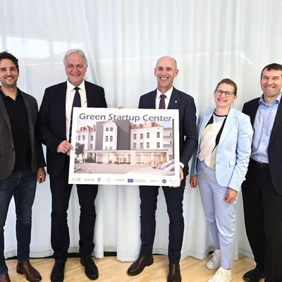 v.l.n.r.: Dr. Remo Taferner (Geschäftsführung und ZAT Startup Betreuung), Rektor Peter Moser (Montanuniversität Leoben), Dipl.-Ing. Willibald Ehrenhöfer (steirischer Landesrat für Wirtschaft, Arbeit, Finanzen, Wissenschaft und Forschung), Dr. Manuela Raith (Vizerektorin für Finanzen und Infrastruktur, Montanuniversität) und Univ.-Prof. Helmut Antrekowitsch (Vizerektor für Forschung und Nachhaltigkeit, Montanuniversität). Foto: © ZAT