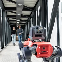 Roboterhund und Studenten.