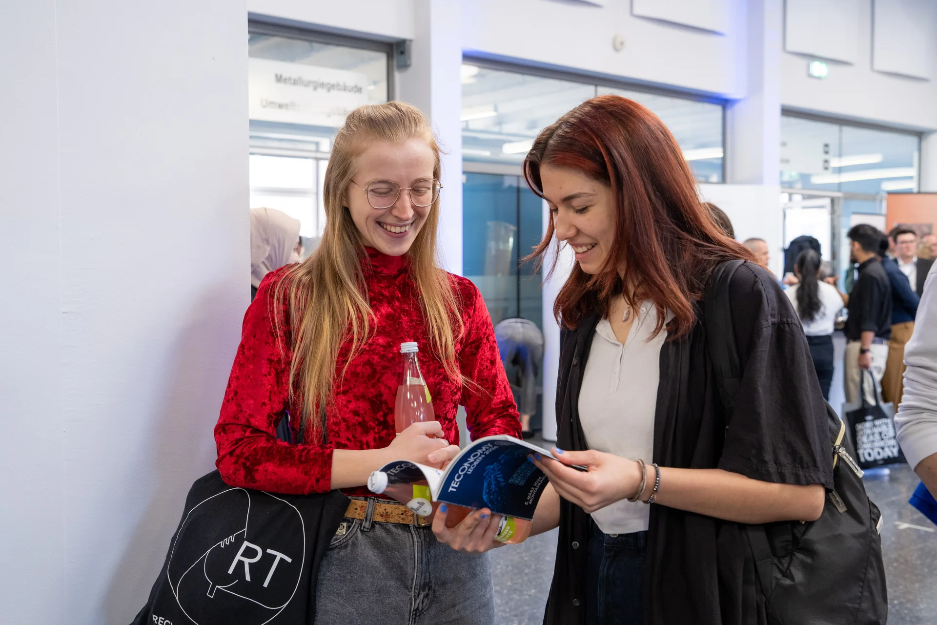 Studierende und Unternehmensvertreter*innen bei der Messe.