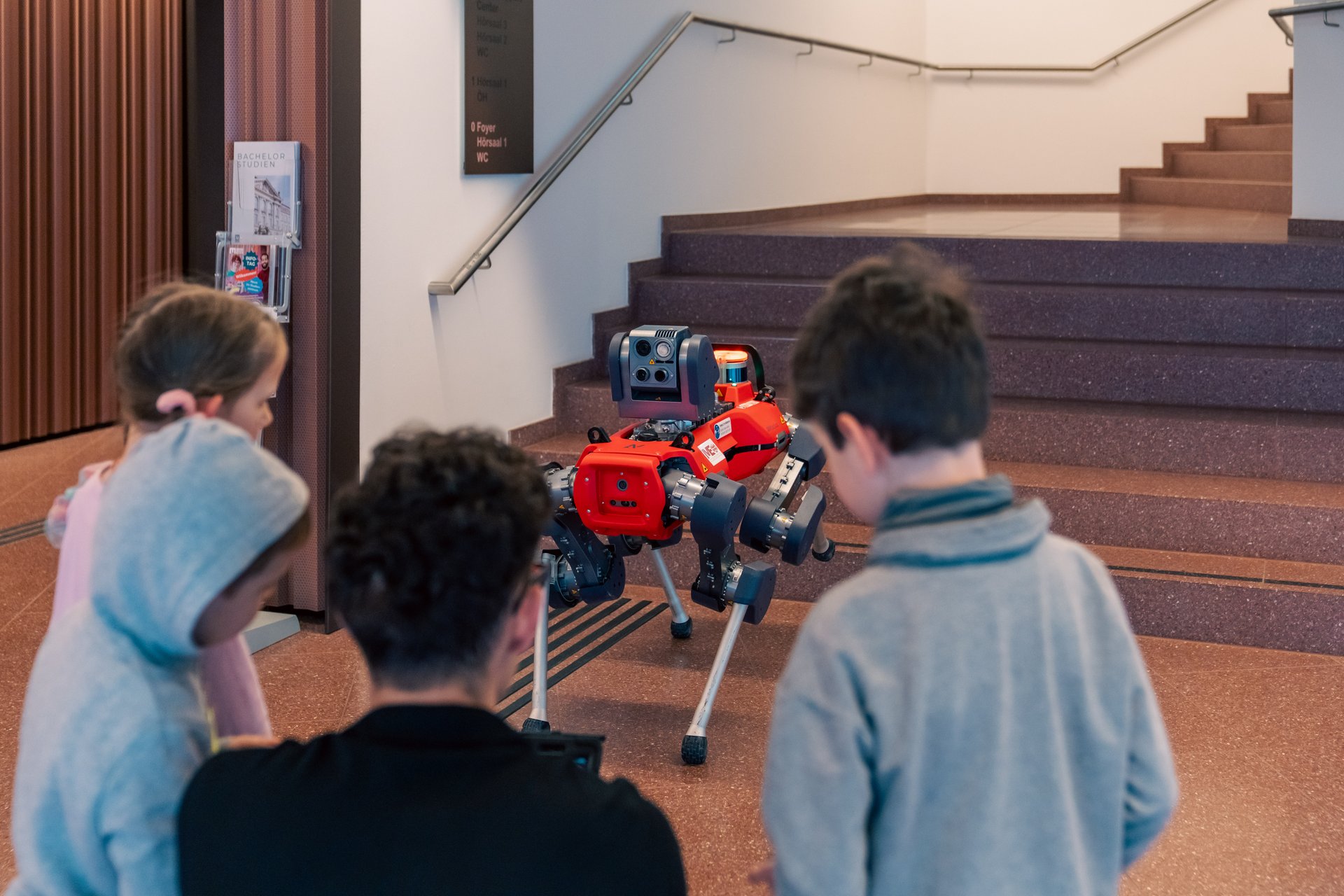 Info-Tag an der Montanuniversität Leoben. Foto: © MUL/Schnehen, Fazokas Der Mini-Roboter begeistert Kinder am Info-Tag.