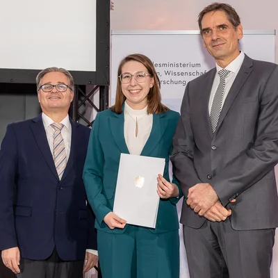 v.l.n.r.: Mag. Heribert Wulz (Hochschulsektion des BMFWF), Preisträgerin Dipl.-Ing. Karoline Moser und Studiendekan Univ.-Prof. Thomas Antretter. Foto: © BMFWF/Martin Lusser