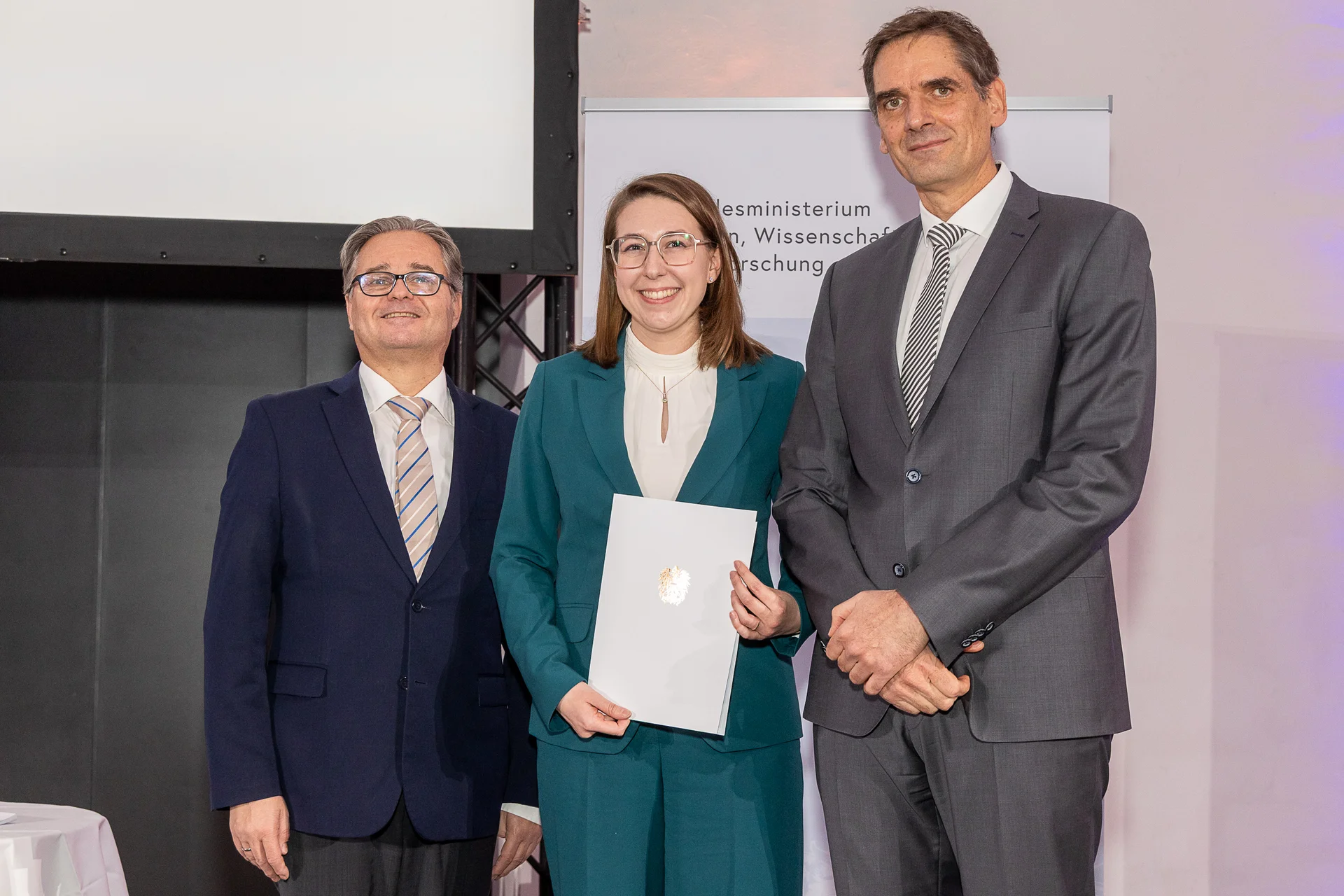 v.l.n.r.: Mag. Heribert Wulz (Hochschulsektion des BMFWF), Preisträgerin Dipl.-Ing. Karoline Moser und Studiendekan Univ.-Prof. Thomas Antretter. Foto: © BMFWF/Martin Lusser