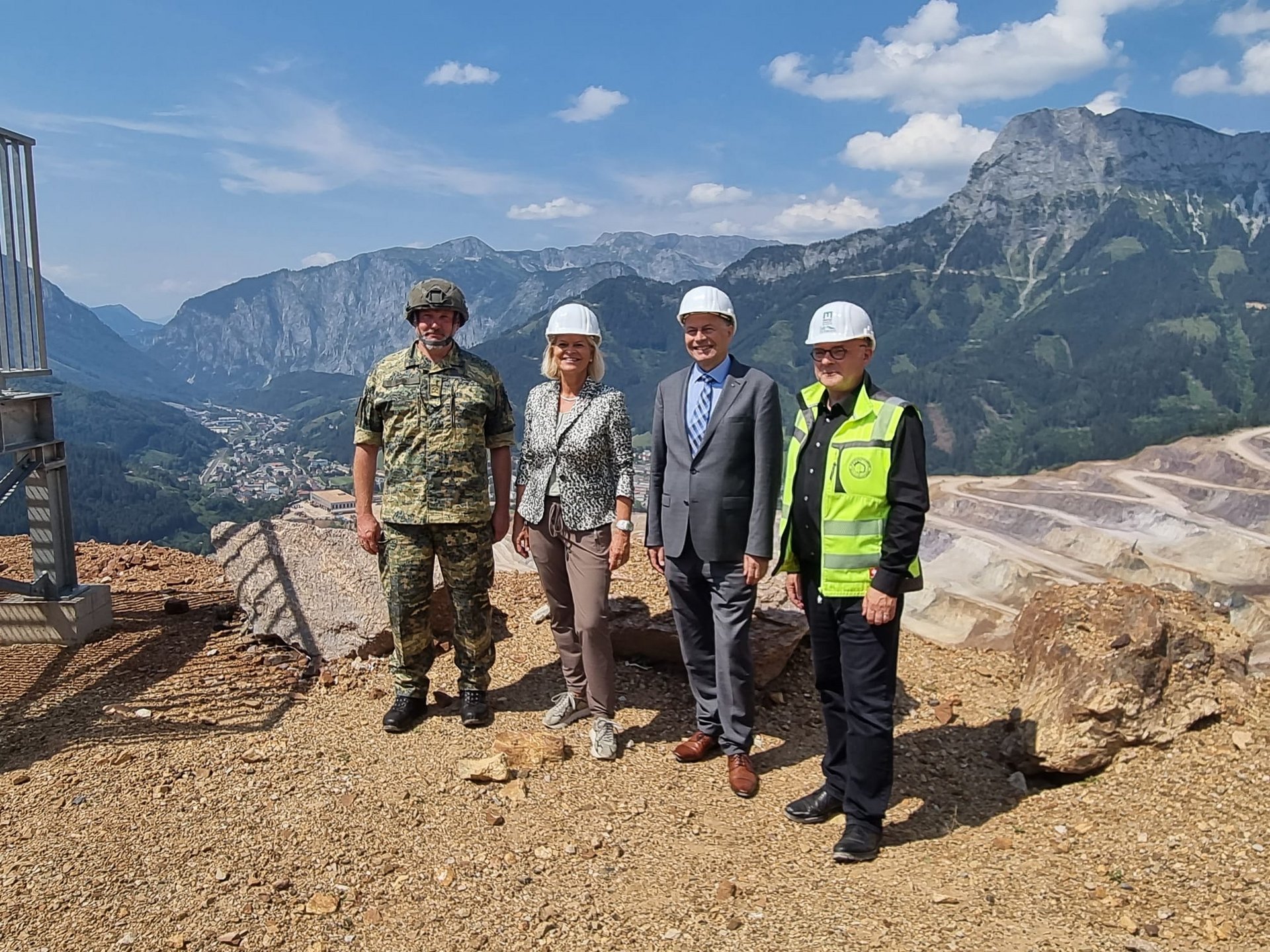 Beim Besuch des Zentrums am Berg am steirischen Erzberg v.l.:  Oberst dG Dr. Peter Hofer, BM Mag. Klaudia Tanner, Rektor Wilfried Eichlseder, Univ.-Prof Robert Galler, Credit: ÖBH