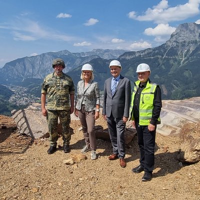 Beim Besuch des Zentrums am Berg am steirischen Erzberg v.l.:  Oberst dG Dr. Peter Hofer, BM Mag. Klaudia Tanner, Rektor Wilfried Eichlseder, Univ.-Prof Robert Galler, Credit: ÖBH