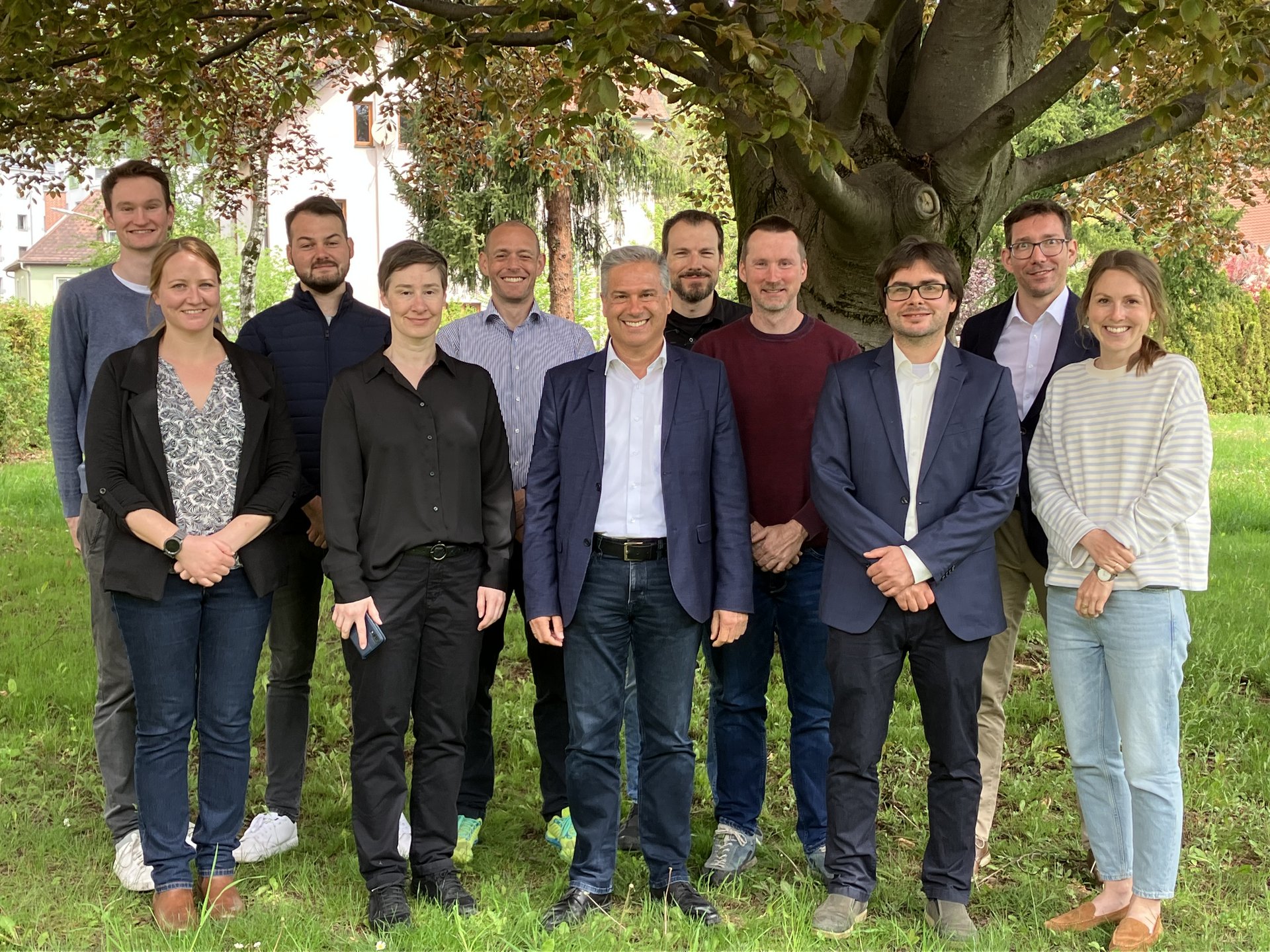 Gruppe von Menschen, die sich mit der Forschung der Hochtemperaturelektrolyse beschäftigen.