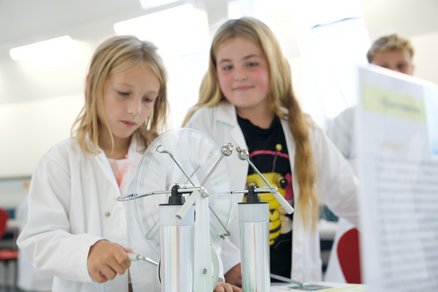 Zwei Mädchen experimentieren im Lehr-Lern-Labor