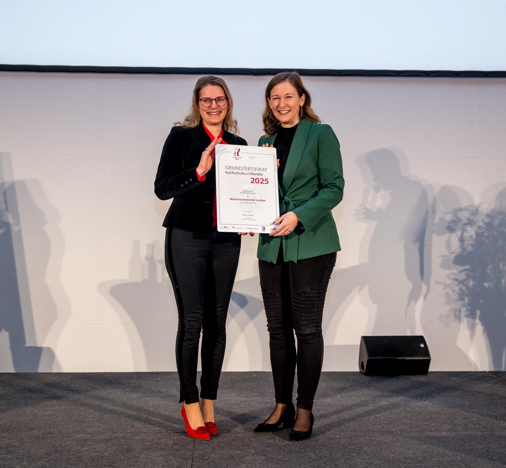 Vizerektorin für Finanzen und Infrastruktur der Montanuniversität Leoben, Dr. Manuela Raith (links) bei der feierlichen Übergabe des Zertifikats durch Claudia Plakolm, Bundesministerin für Europa, Integration und Familie (rechts). Foto: © Harald Schlossko