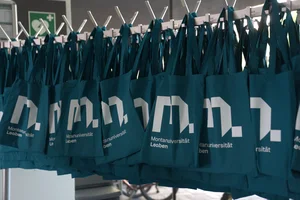 Taschen mit dem Logo der Universität.