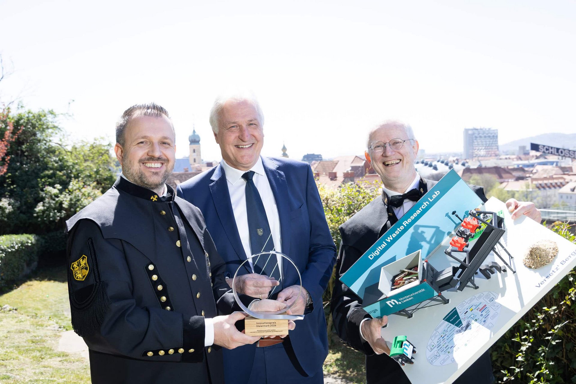 v.l.n.r.: Ass.-Prof. Renato Sarc (AVAW), Rektor Peter Moser und Univ.-Prof. Roland Pomberger (Leiter AVAW) nahmen den Preis im Rahmen der feierlichen Veranstaltung entgegen. Foto: © Oliver Wolf. 