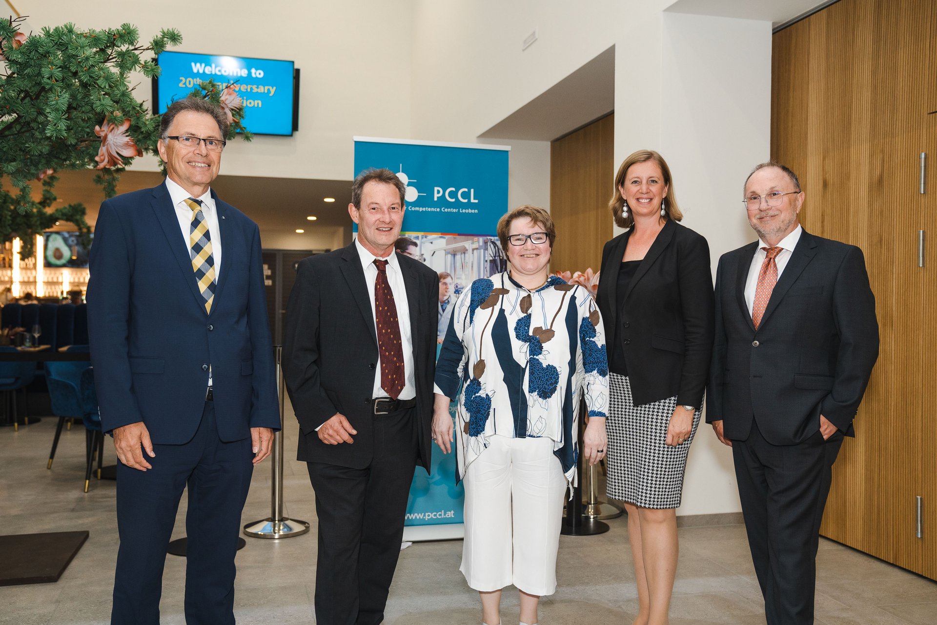 Bei der Feier zum 20-Jahr-Jubiläum von links: Rektor Wilfried Eichlseder, Univ.-Prof. Dr. Wolfgang Kern (wissenschaftlicher Geschäftsführer), Dr. Elisabeth Ladstätter (kaufmännische Geschäftsführerin, MMag.a Barbara Eibinger- Miedl (Landesrätin), Willibald Mautner (Finanzreferent)  © Ekaterina Paller