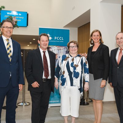 Bei der Feier zum 20-Jahr-Jubiläum von links: Rektor Wilfried Eichlseder, Univ.-Prof. Dr. Wolfgang Kern (wissenschaftlicher Geschäftsführer), Dr. Elisabeth Ladstätter (kaufmännische Geschäftsführerin, MMag.a Barbara Eibinger- Miedl (Landesrätin), Willibald Mautner (Finanzreferent)  © Ekaterina Paller
