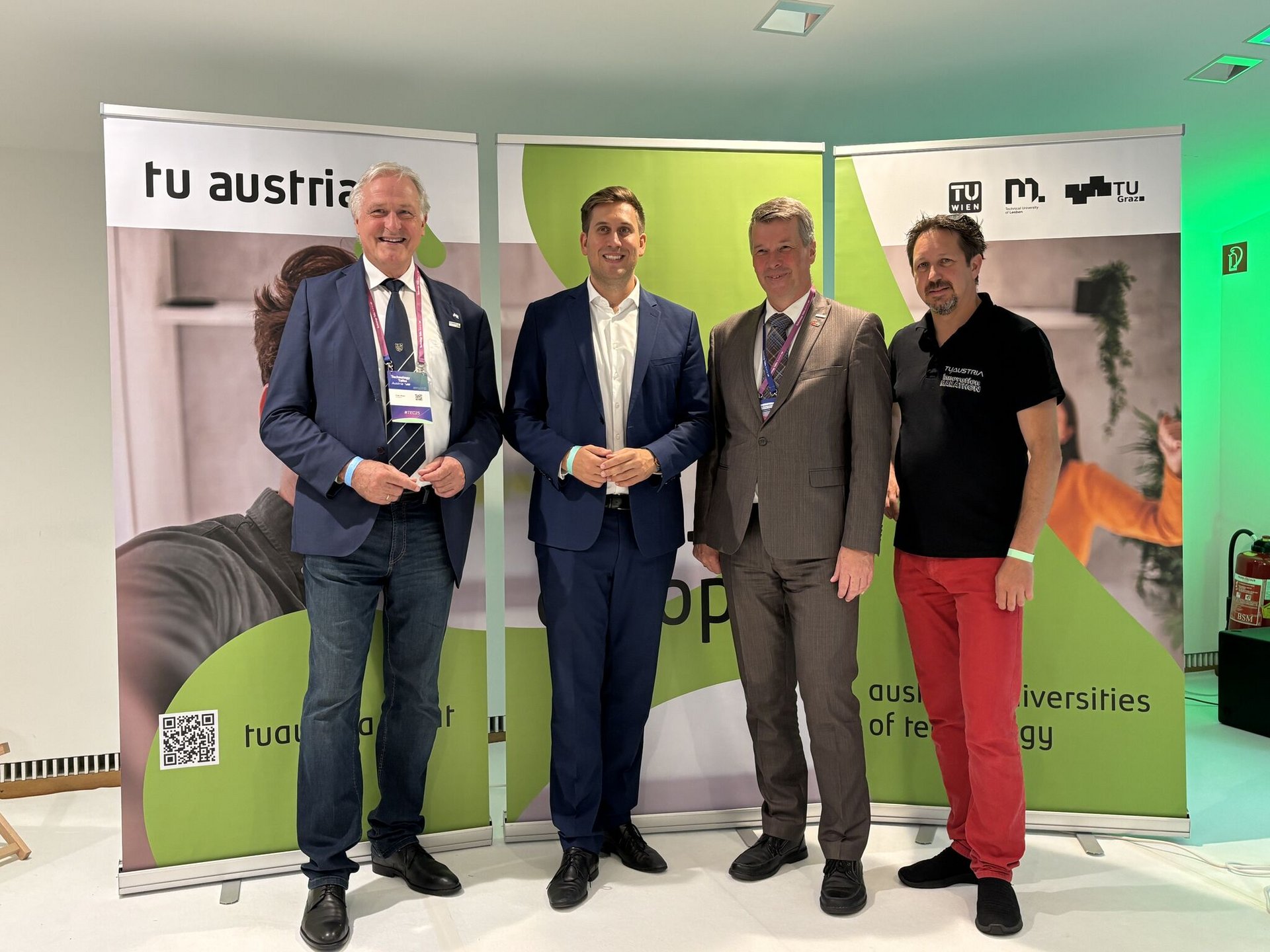 von links nach rechts: Rektor Peter Moser (Montanuniversität Leoben), Staatssekretär Alexander Pröll, Rektor Horst Bischof (TU Graz), Mario Fallast (Projektleiter des TU Austria Innovationsmarathons)