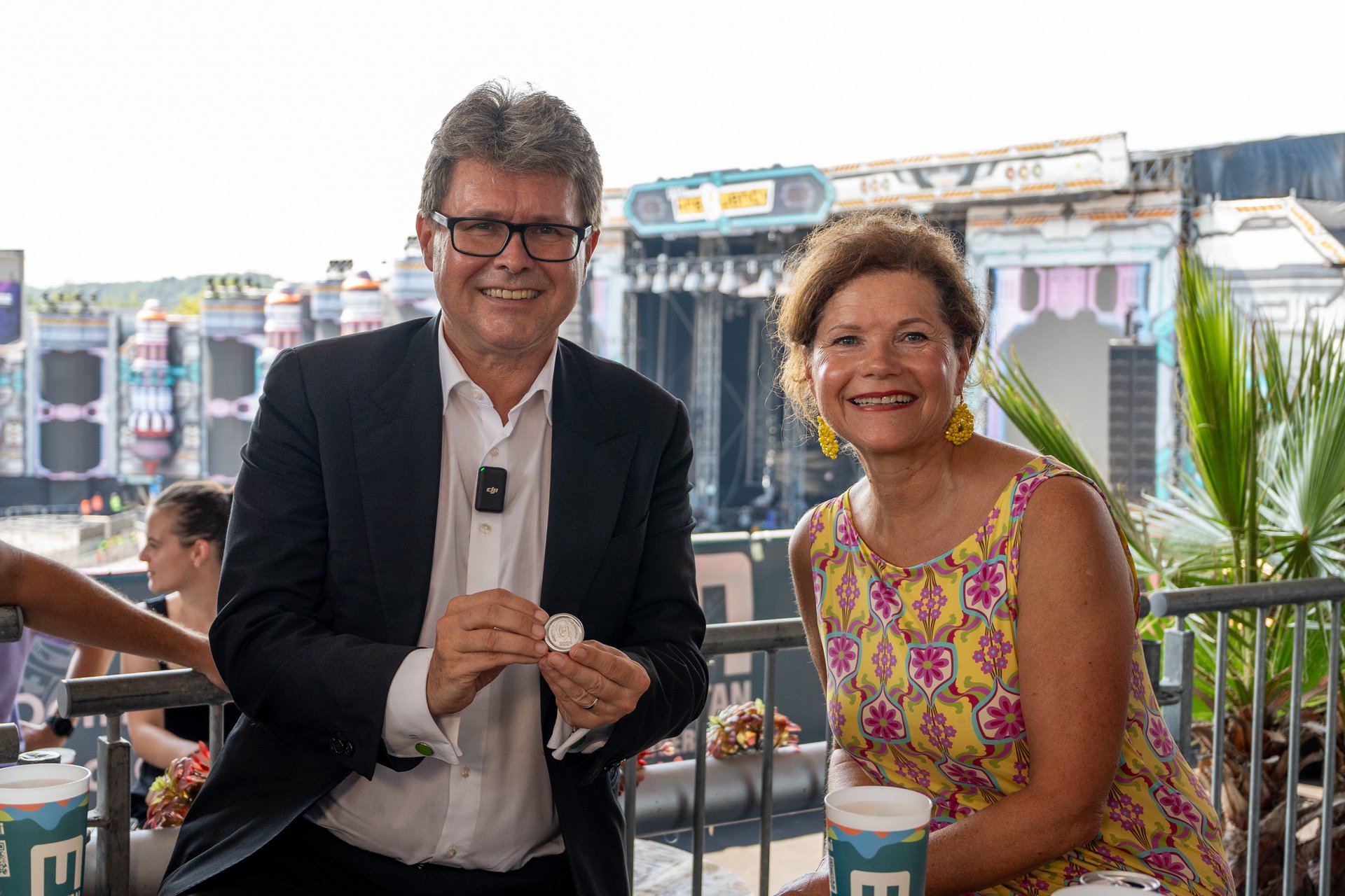 Bundesminister Dr. Martin Polaschek (links) und Dr. Christina Holweg, Vizerektorin für Marketing und Stakeholdermanagement der Montanuniversität Leoben (rechts) waren Teil einer Expert*innenrunde im Rahmen des FM4-Frequency Festivals. Foto: © MUL/Stefanie Luschin