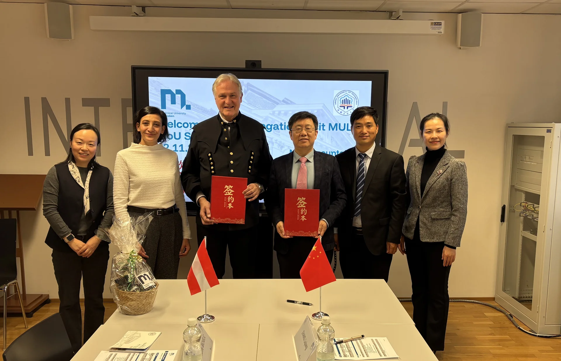 from left to right: Jie Zhou (China und Southeastasia Projectmanager, MIREU), Univ.-Prof. Susanne Michelic (Head of the Chair of Ferrous Metallurgy) und Rector Peter Moser together with the delegation of Anhui University of Technology (AHUT). Photo: © International Relations and European University/Simon Furggler.