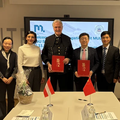 v.l.n.r.: Jie Zhou (China und Südostasien Projektmanagerin, MIREU), Univ.-Prof. Susanne Michelic (Leiterin des Lehrstuhls für Eisen- und Stahlmetallurgie) und Rektor Peter Moser gemeinsam mit der Delegation der Anhui University of Technology (AHUT). Foto: © International Relations and European University/Simon Furggler. 